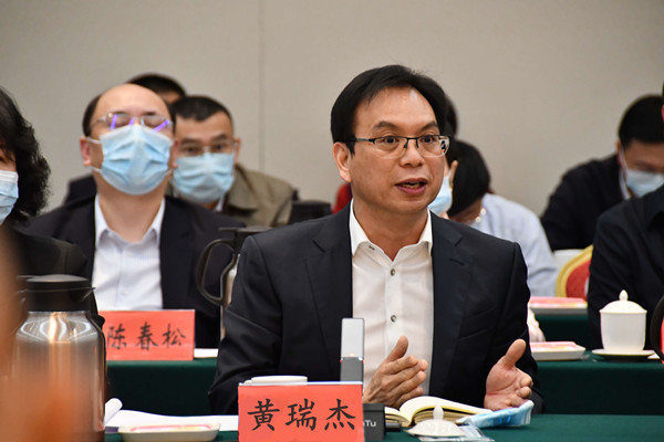 黄瑞杰会长应邀出席汕头市委、市政府召开的企业家新春座谈会(图3)